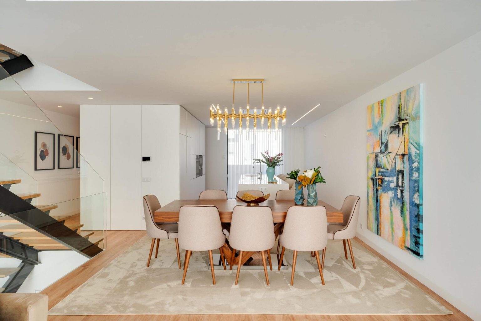Sala de jantar com mesa de madeira e cadeiras estofadas, projeto BS Interiores