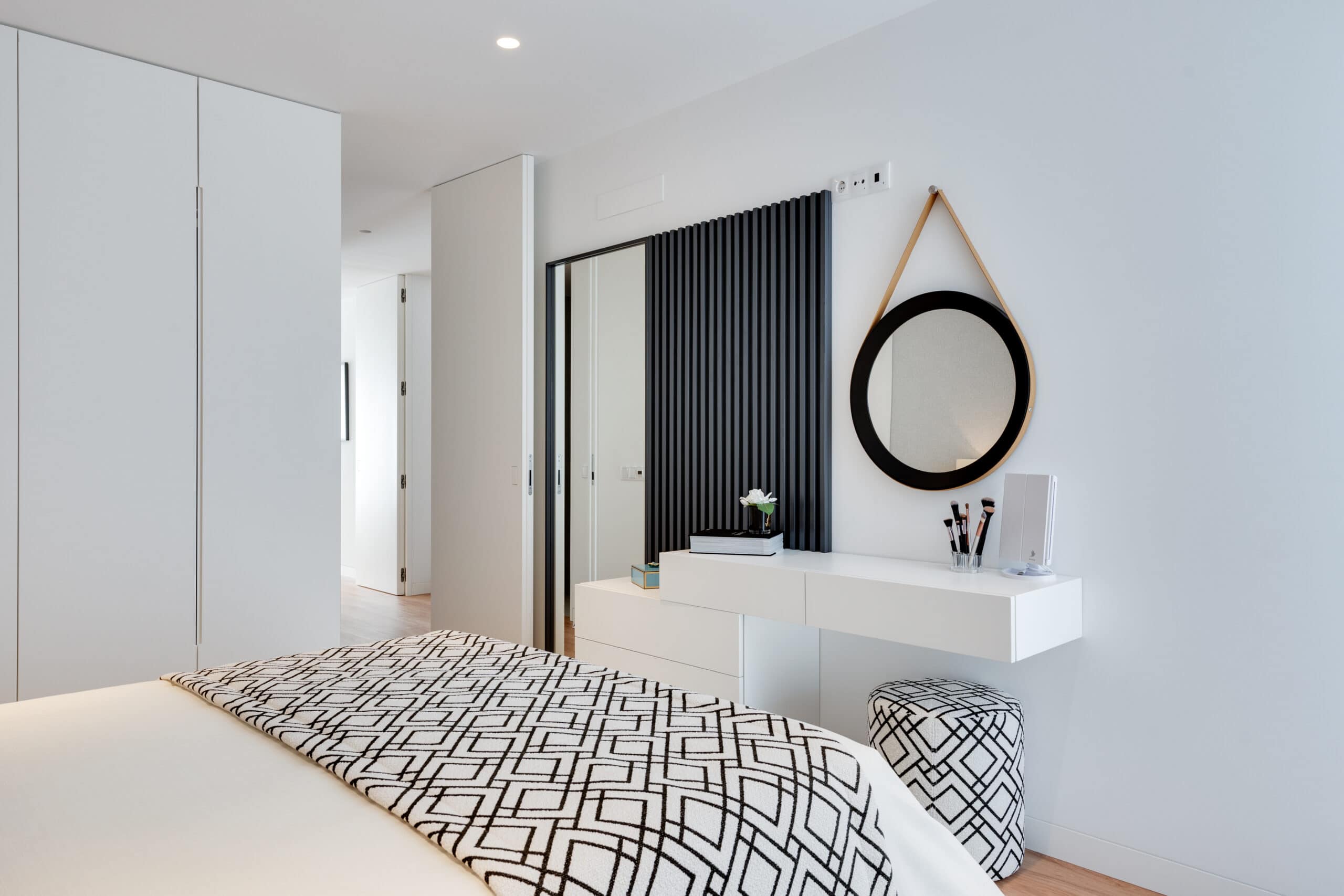 cama num quarto com espelho design interiores